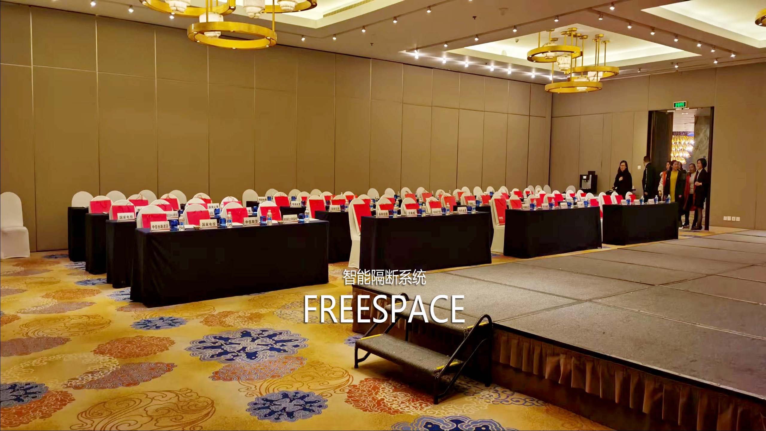 半自动活动隔断